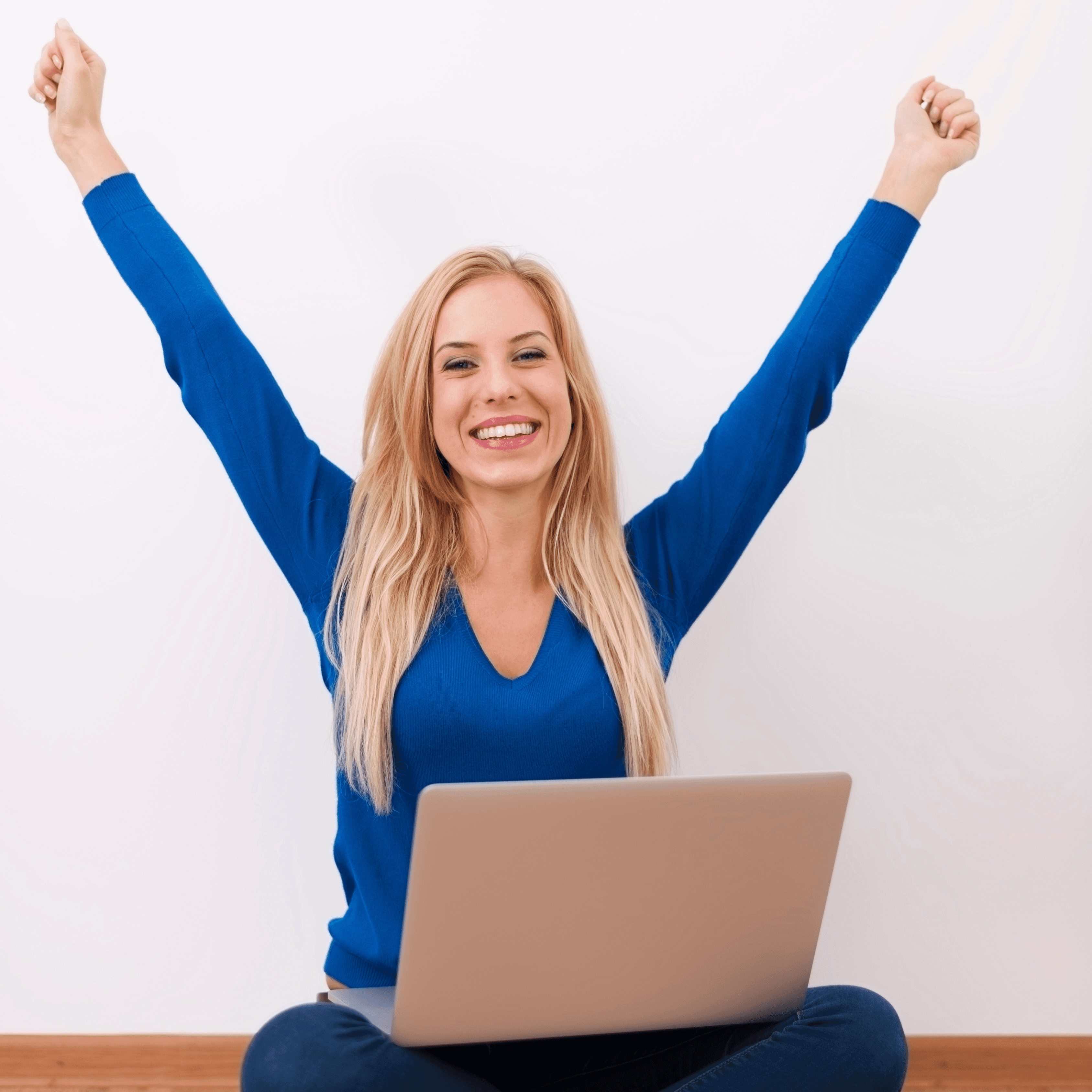 A lachende mevrouw with a laptop